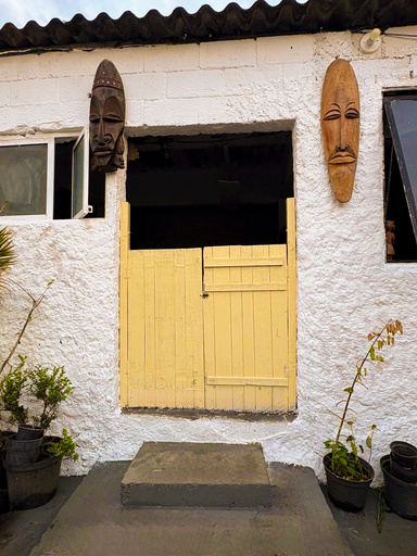 Porta de entrada de terreiro de candomblé